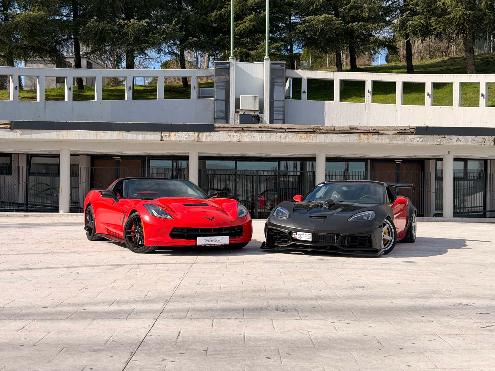 Dos Chevrolet Corvette preparados, proyectos de Flatout Homologaciones